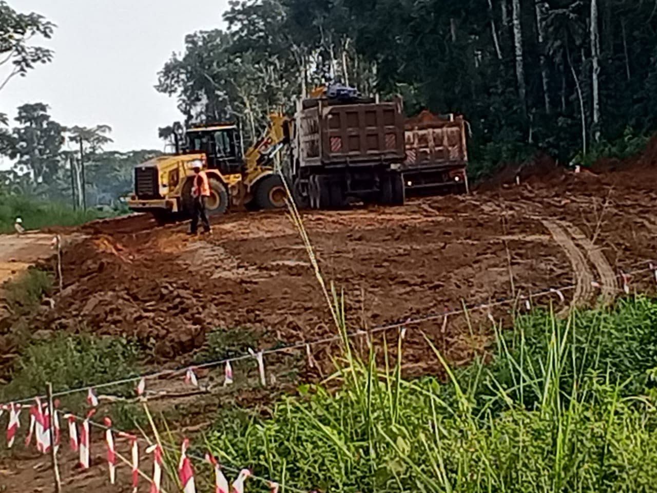 Engins de terrassement sur le chantier de la route Olounou-Oveng