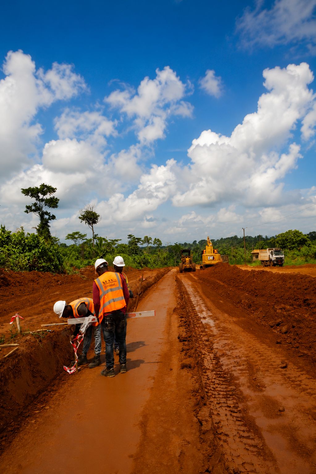 Chantier de bitumage de la route Olounou-Oveng, à la frontière du Gabon