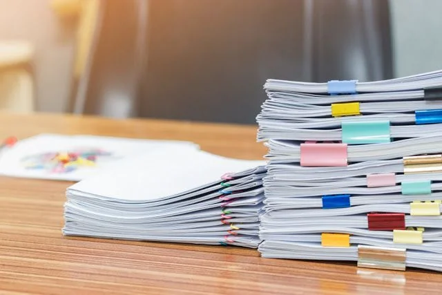 Pile de dossiers administratifs sur un bureau